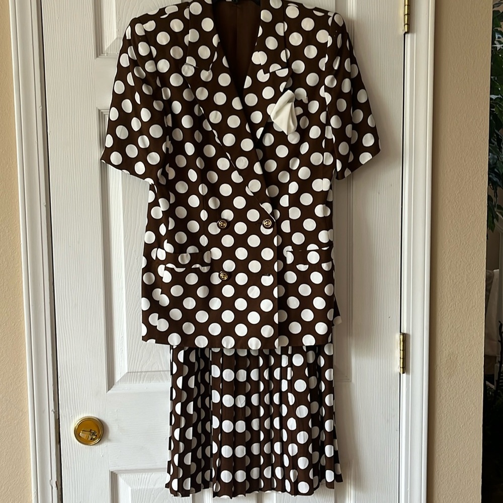 Lively polka dot 2-pc suit brown & white sz 10 short sleeve w/ pleated skirt